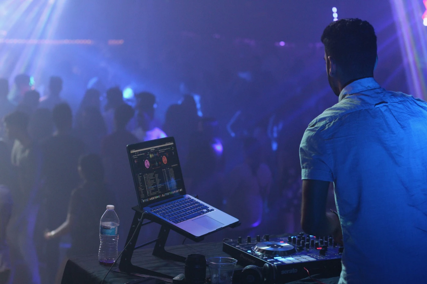 Amsal at the decks facing a packed room